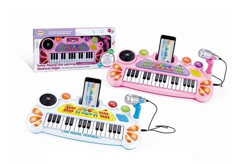 piano de niña con microfono